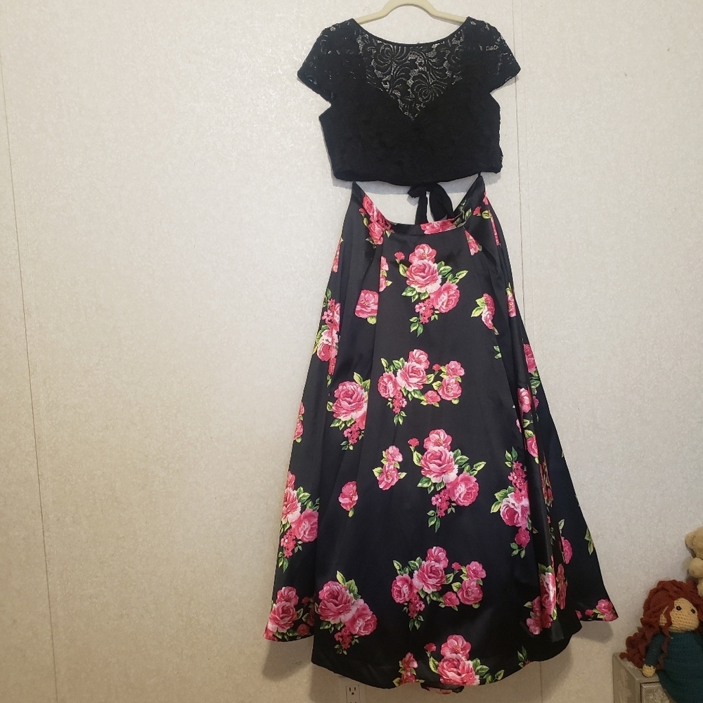 2 PIECES SET ..LACE TOP-BLACK SKIRT WITH PINK FLOWERS ...SIZE 17/18